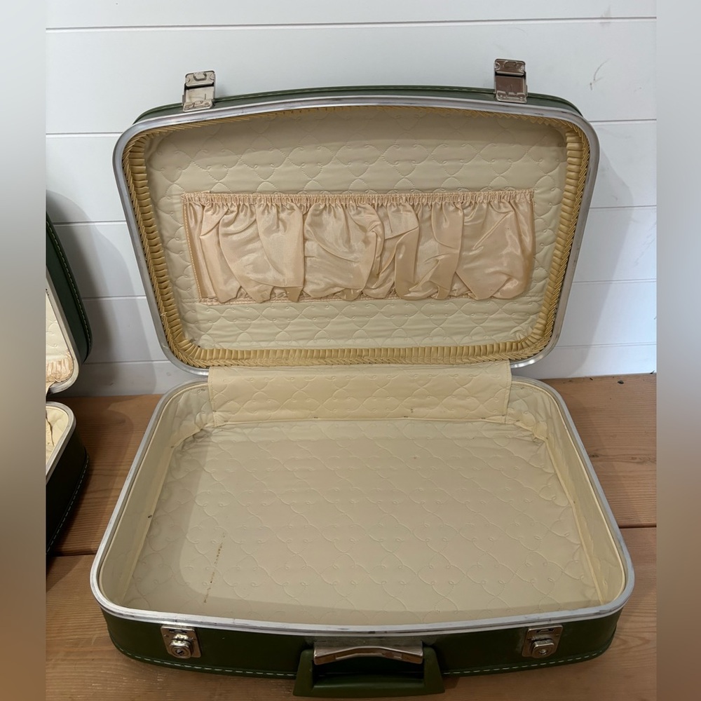 Vintage Green Suitcase (Handheld) - Picture 5 of 6